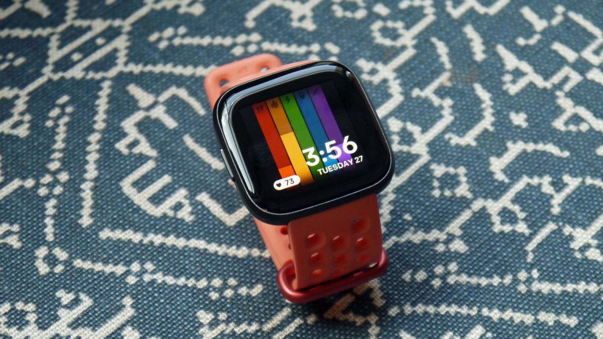 OLED kijelzővel mutatkozott be az új Fitbit Versa 2 modell