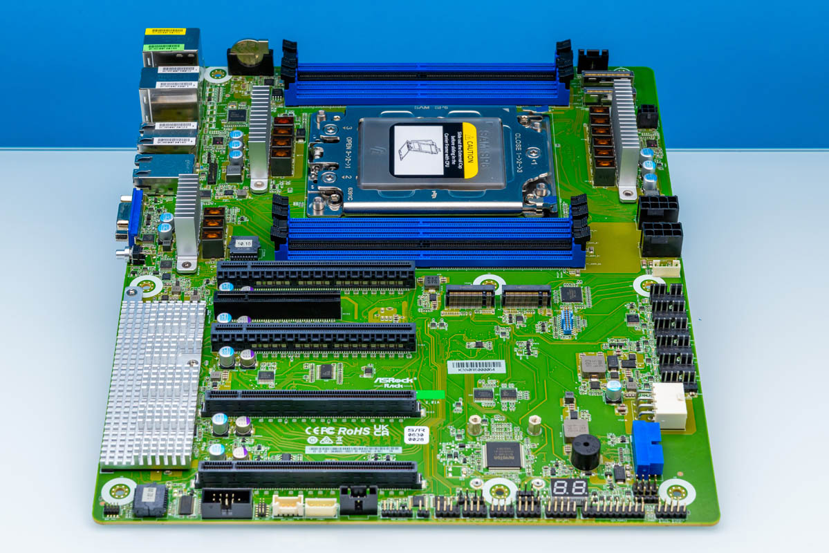 ASRock Rack SORANOD8-2L2T: AMD EPYC 8005 alaplap