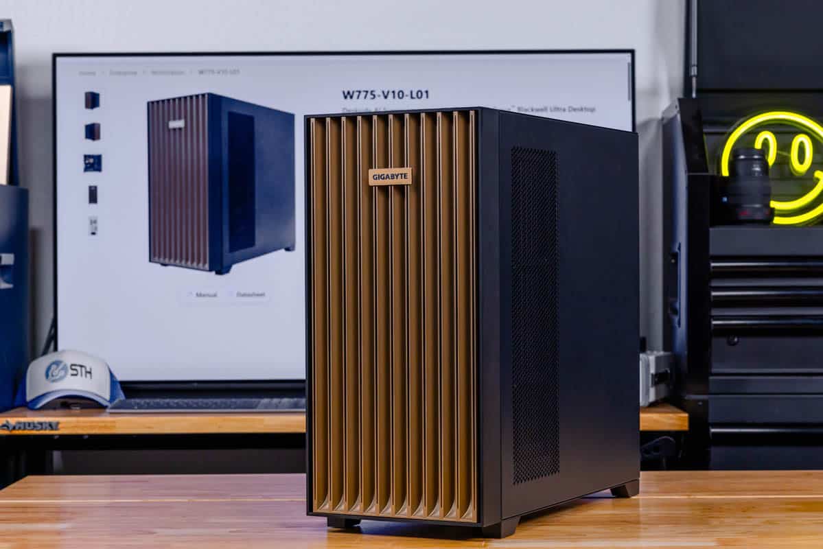 Gigabyte W775-V10-L01: NVIDIA GB300 az íróasztal mellett