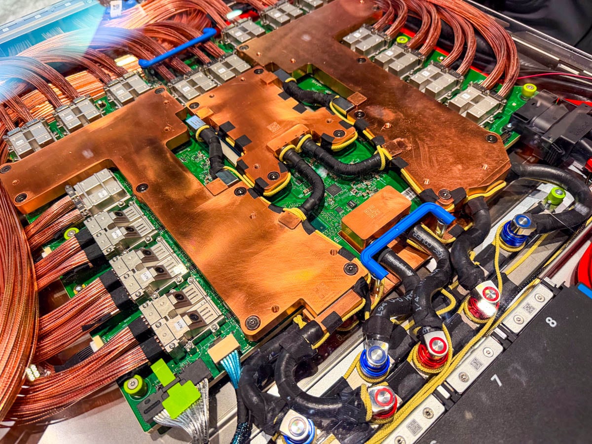AMD Helios switch tray: HPE Juniper QFX5252 az OCP-n